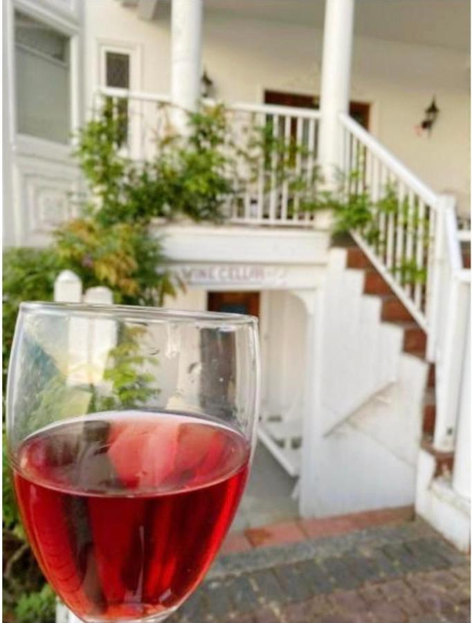 Walkon Waterfront Castle Cove Inn Chemainus Esterno foto